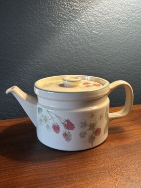 Vintage Westwood Raspberry Cane 2-Pint Teapot